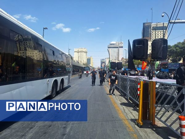 قدم‌هایی تا بهشت؛ جاماندگان اربعین در مشهد رهسپار حرم مطهر رضوی شدند