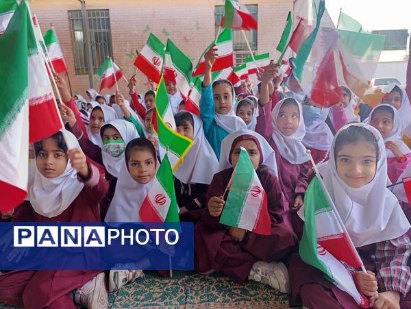 حماسه ۱۳ آبان در دبستان شهید تنیده 