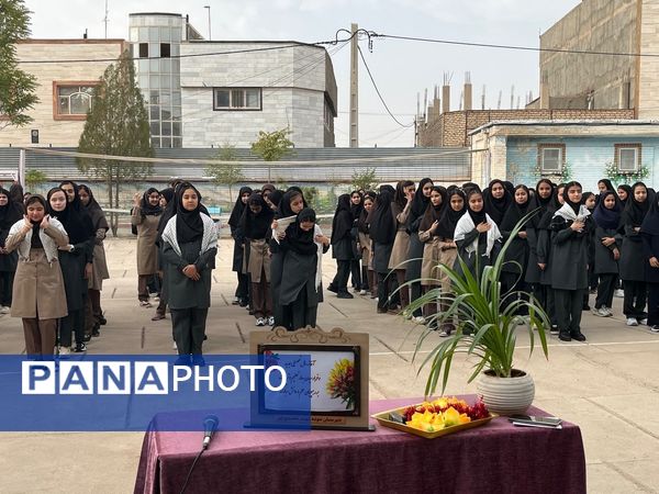 نواختن زنگ مهر در مدرسه شهید محمدی پور خلیل آباد 