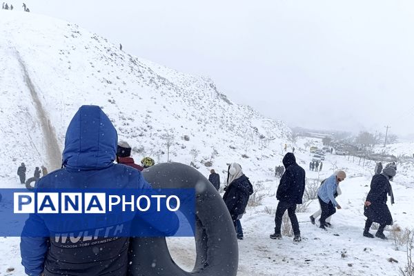  برف بازی مردم نیشابور در روستای برف ریز 