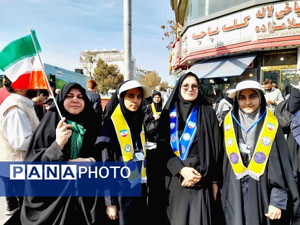 راهپیمایی روز دانش‌آموزان در ناحیه 6 مشهد 