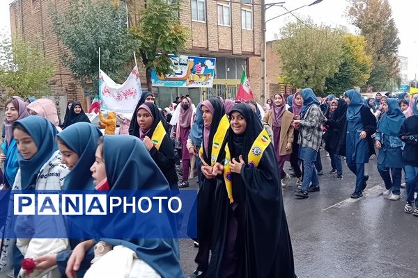 حماسه‌آفرینی دانش‌آموزان کمیجانی در راهپیمایی۱۳ آبان 