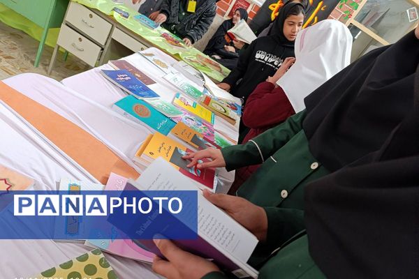 بازدید بچه‌های علاقه‌مند به کتاب دبیرستان حضرت معصومه از نمایشگاه کتاب و کتابخانه شهرستان فیروزکوه