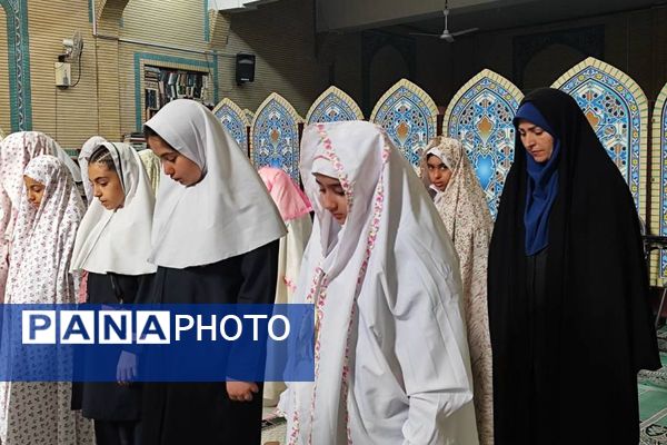 حضور دانش آموزان دبستان هدی یک به مناسبت هفته پیشگیری از آسیب های اجتماعی در مسجد صاحب الزمان (عج) 