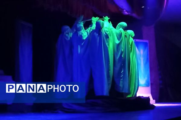 «روایت زمان»؛ هنرنمایی تئاتری در ستایش شهدا روی صحنه فرهنگسرای رازی ورامین