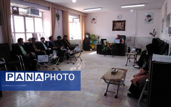 اولین جلسه انجمن اولیا و مربیان در دبیرستان نمونه اندیشه شهرستان کاشمر
