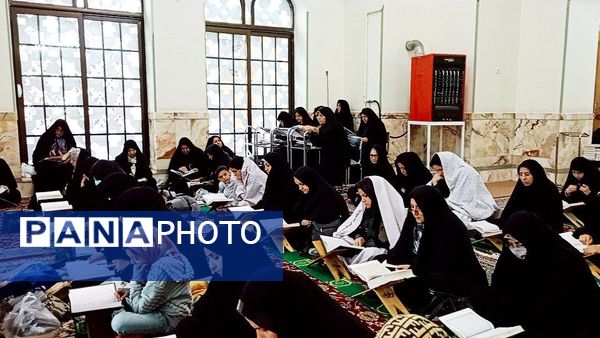 تلاوت دسته جمعی قرآن به مناسبت ماه مبارک رمضان