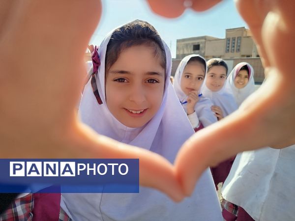 صبحگاه شاد مدارس دخترانه استان اصفهان در قالب طرح «نوجوان شاد ایرانی (نشا)»