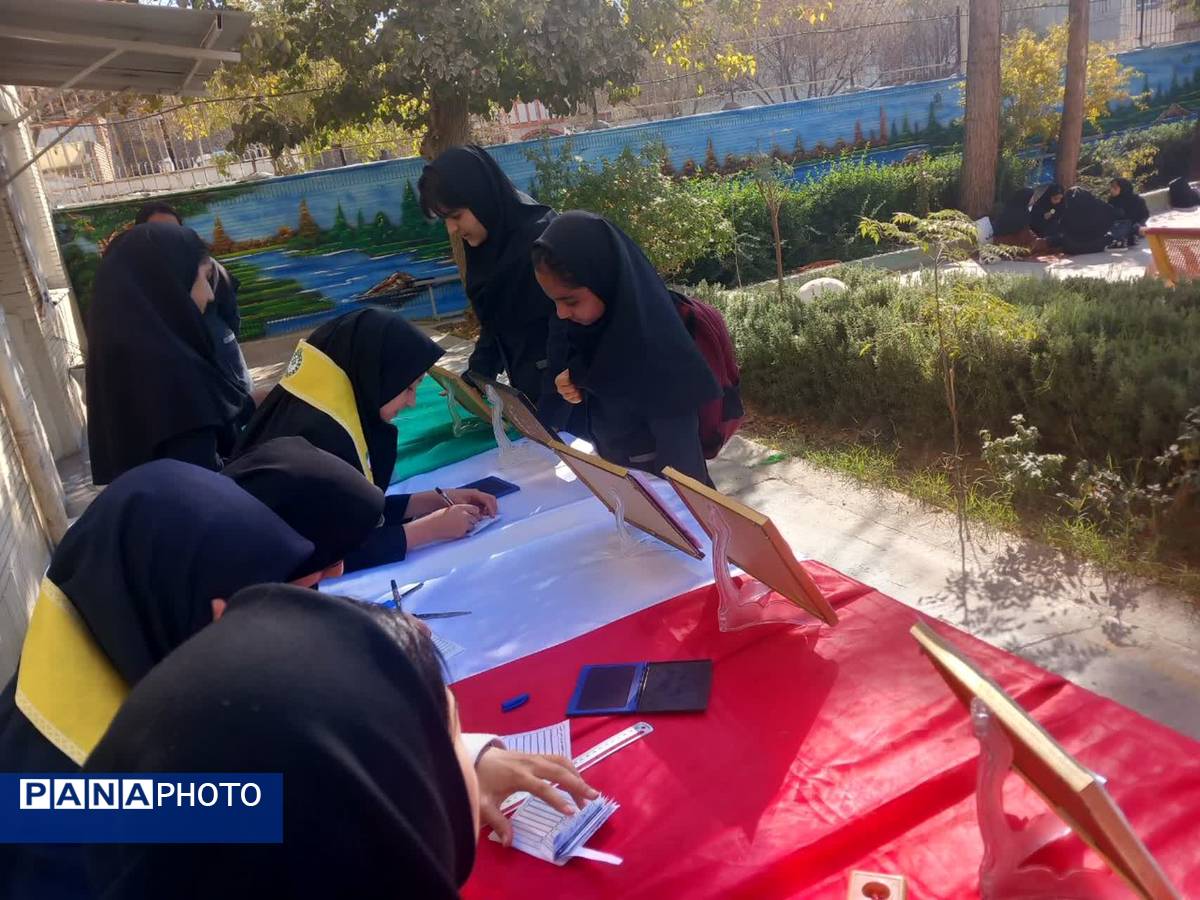 انتخابات شورای دانش آموزی در دبیرستان دخترانه فرهیختگان 