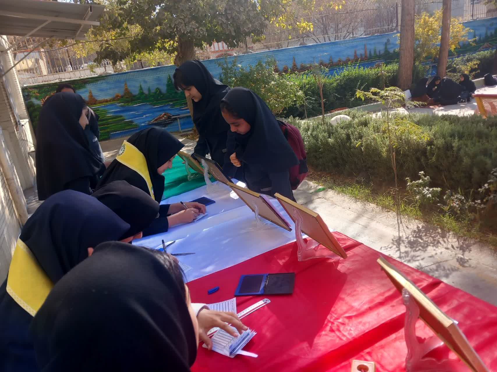 انتخابات شورای دانش آموزی در دبیرستان دخترانه فرهیختگان 