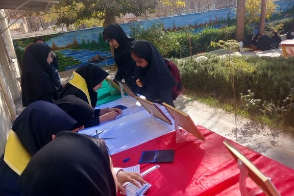 انتخابات شورای دانش آموزی در دبیرستان دخترانه فرهیختگان 