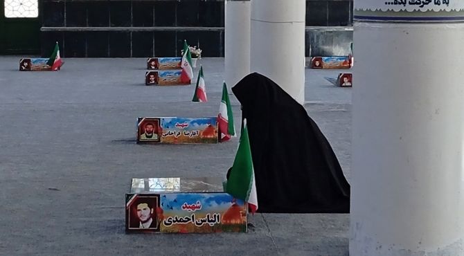 تجدید پیمان دانش‌آموزان با شهدا در هفته بسیج دانش‌آموزی 