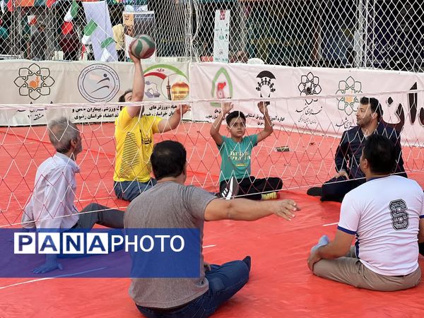 بازدید عضو شورای اسلامی شهر مشهد مقدس از غرفه منطقه ۱۰ شهرداری در بوستان ملت