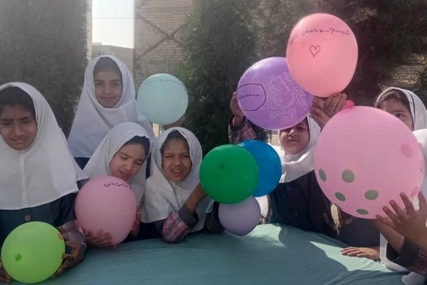 برگزاری ایستگاه نقاش شو و ایستگاه آرزوها در دبستان شهید عامل هوشمند زارچ