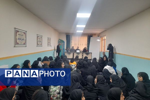 برگزاری مراسم گرامیداشت هفته بسیج در مدرسه شهید زهره‌وند قرچک