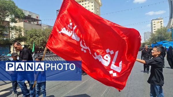 قدم‌هایی تا بهشت؛ جاماندگان اربعین در مشهد رهسپار حرم مطهر رضوی شدند