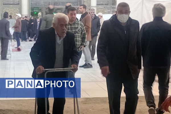 حضور دانش‌آموزان و فرهنگیان ناحیه دو شهرری در نماز جمعه 