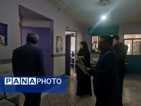 تقدیر مدیر آموزش و پرورش ناحیه 2 قم از معلمان دبیرستان سید احمد فاتحی یک 