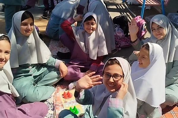 عکس یادگاری کلاس پنجم میخک مدرسه پروین اعتصامی 