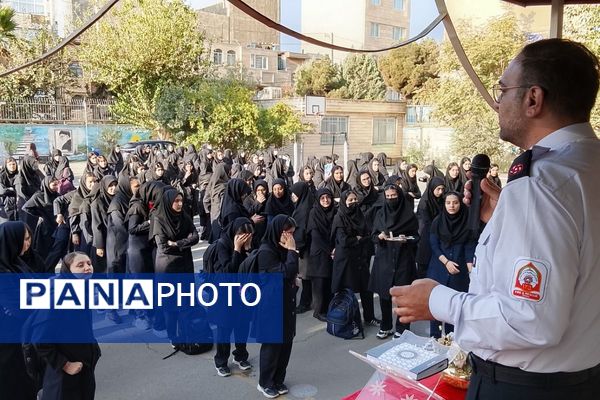 برگزاری مراسم روز آتش نشان در دبیرستان حضرت زینب(س) ناحیه یک شهرری