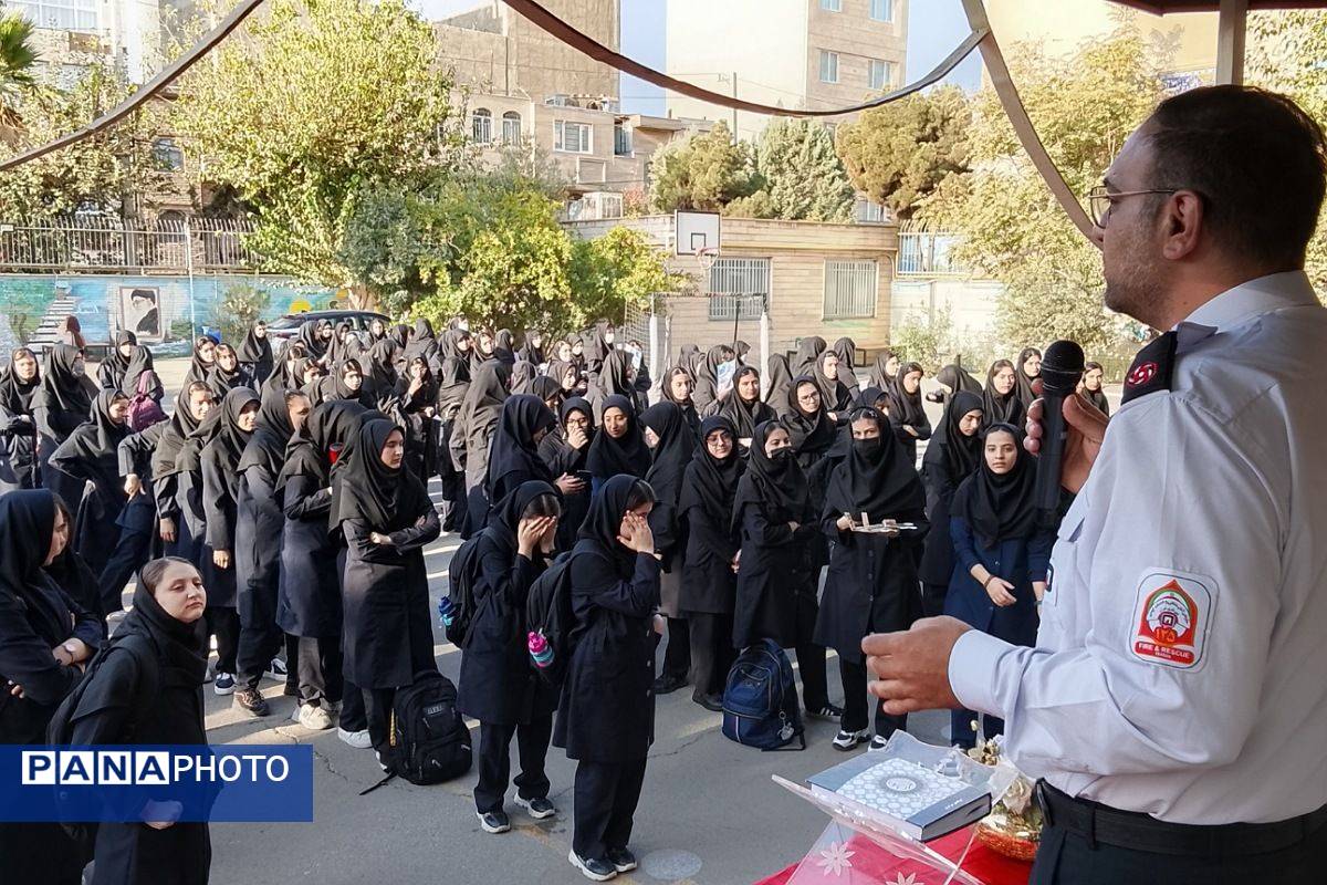 برگزاری مراسم روز آتش نشان در دبیرستان حضرت زینب(س) ناحیه یک شهرری