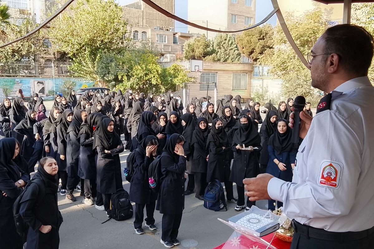 برگزاری مراسم روز آتش نشان در دبیرستان حضرت زینب(س) ناحیه یک شهرری