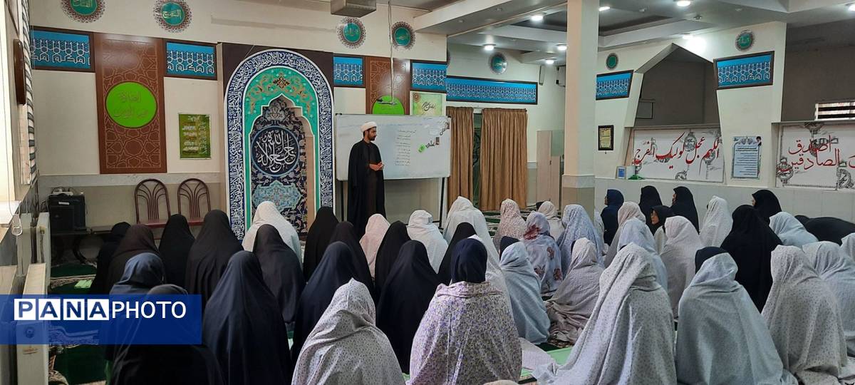 محفل نماز جماعت در دبیرستان نمونه دولتی مهشید مصلی نژاد