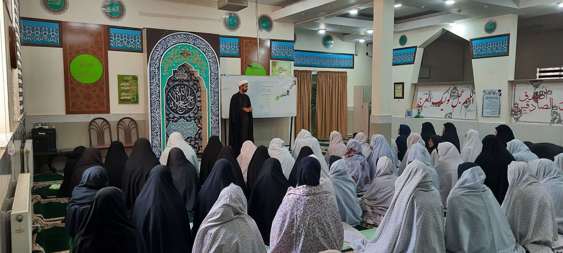 محفل نماز جماعت در دبیرستان نمونه دولتی مهشید مصلی نژاد