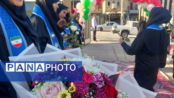 نواختن زنگ استانی مهر، ایثار و مقاومت در مدرسه نمونه دولتی ۹ دی به مناسبت آغاز سال تحصیلی و هفته دفاع مقدس