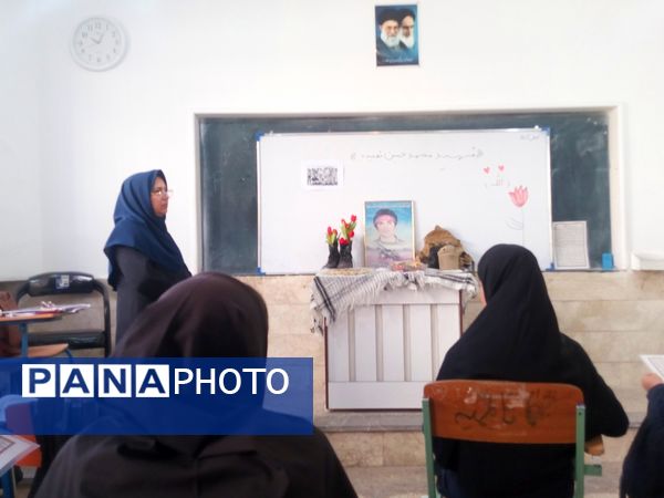 کلاس آمادگی و دفاعی با رنگ و بوی شهدا در دبیرستان فاطمیه