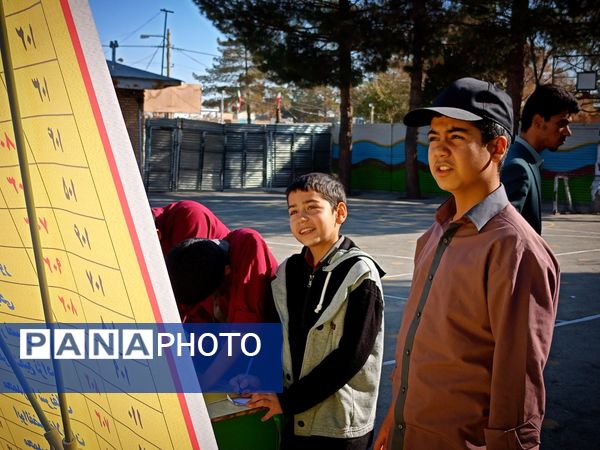 مدرسه میثاق کاشمر شاهد رقابت انتخاباتی دانش آموزان برای مدیریت مدرسه بود