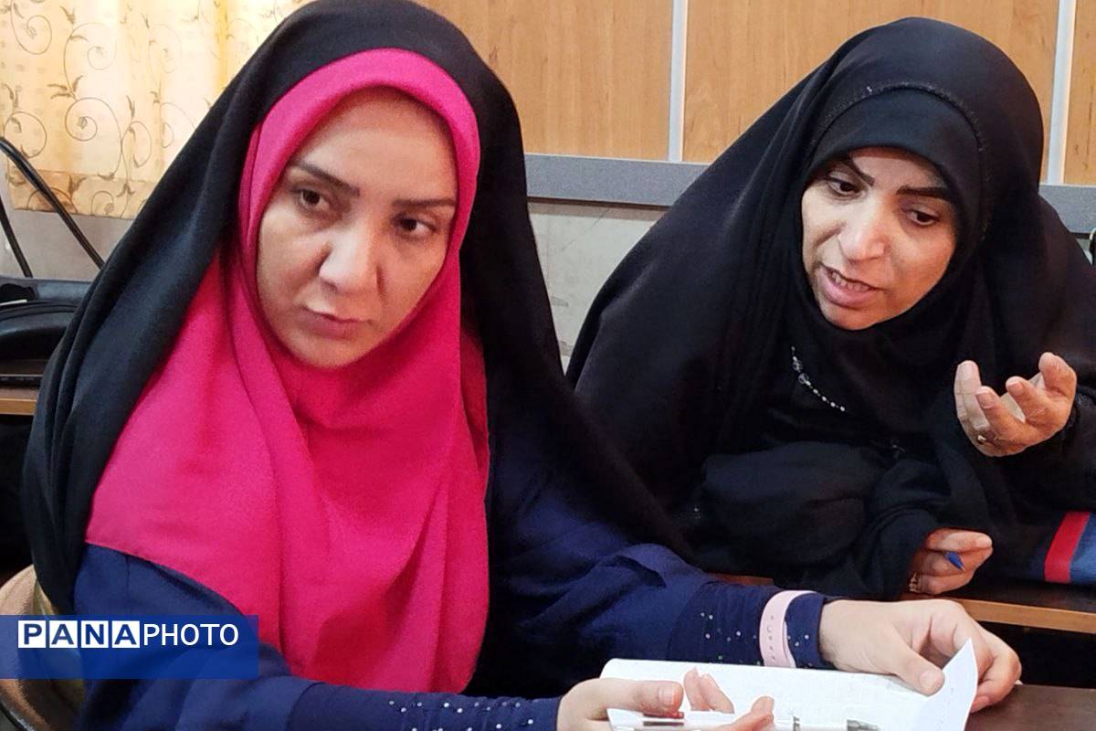 برگزاری کارگاه هوش مصنوعی ، آموزش معکوس و تولیدمحتوا برای سرگروه های آموزشی در ناحیه یک شهرری