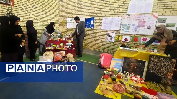 بازدید مدیر آموزش و ‌پرورش حاجی‌آباد از نمایشگاه خلاقیت‌های دانش‌آموزی دبستان استقلال  