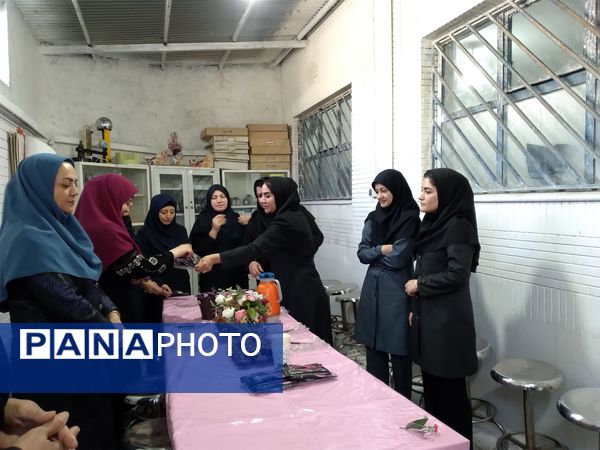 جشن روز آزمایشگاه در دبیرستان شهید مرادعلی امینی و هنرستان کیمیا