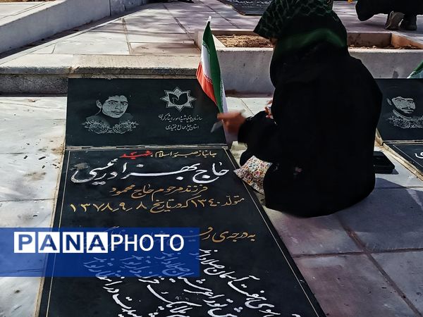 دختران شاهد فاطمه‌زهرا(س) در گلزار شهدا، قبور مطهر را به رنگ عشق آراستند