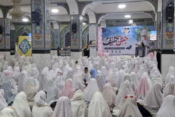 دو هزار دانش‌ آموز دختر در شوشتر آغاز عبادت و بندگی خداوند را جشن گرفتند