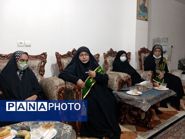 تجلیل دانش‌آموزان بندرعباسی از خانواده شهید در آستانه میلاد حضرت زهرا(س)