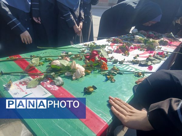مراسم تشییع شهید گمنام در دبیرستان فرزانگان میناب