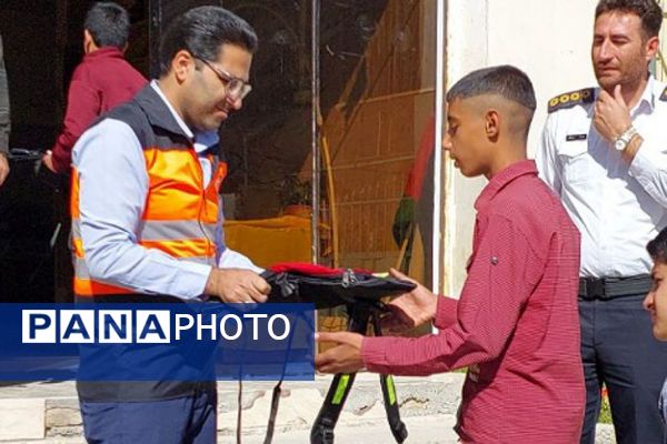 هدایای فرهنگی هفته پدافند غیرعامل به مدارس روستایی فیروزکوه رسید