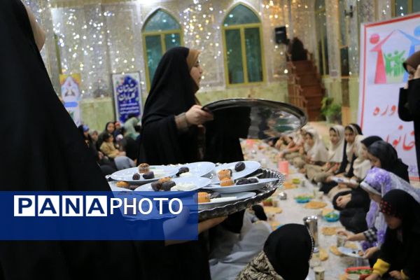 برگزاری محفل انس با قرآن کریم با حضور بیش از ۱۰۰۰ دانش‌آموز دختر روزه اولی در امامزاده بی بی سکینه