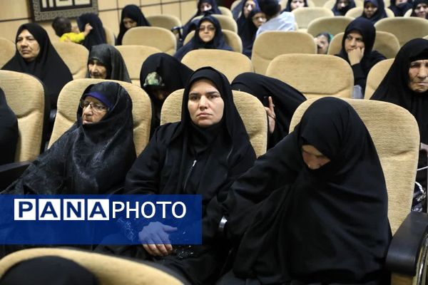 جلسه گرامیداشت و تجلیل از پدران و مادران شهدا 
