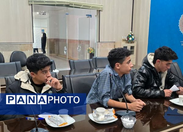 نشست مدیر آموزش‌ و پرورش با اعضای شورای دانش‌آموزی متوسطه اول