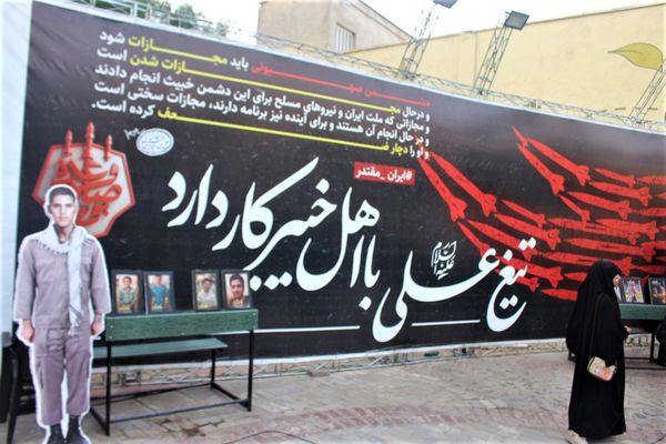 حماسه حضور نوجوانان کفن‌پوش قمی در راهپیمایی «عهد خون»