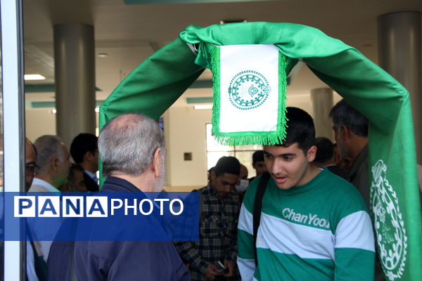 مراسم استقبال از کاروان دانش‌آموزی اعزام به حج عمره در یزد