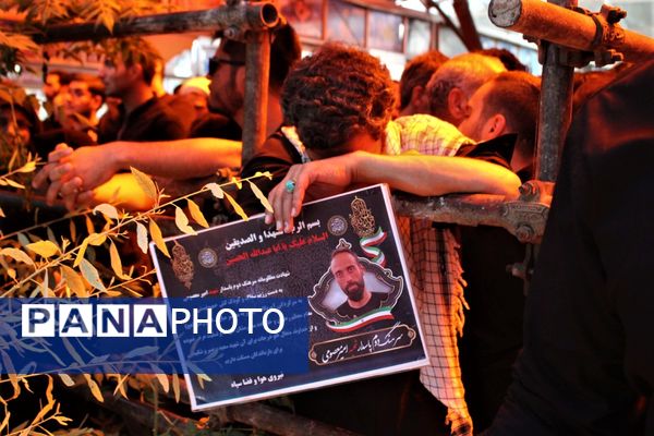 جلوه‌های حزن و خشم در مراسم تشییع شهدا