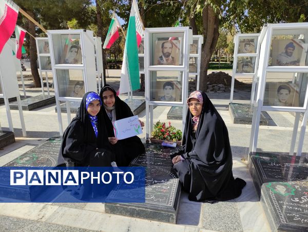 شرکت دانش آموزان دبیرستان مرحوم  حاج محمود زنده جانی در نماز جمعه