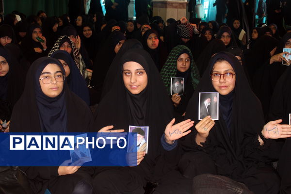 حضور پررنگ دانش‌آموزان دختر در آیین فاطمیون کرمان