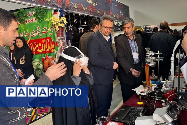 بازدید رئیس اداره آموزش و پرورش کهریزک از نمایشگاه دستاوردهای دانش‌آموزی در اداره کل آموزش و پرورش شهرستانهای تهران 