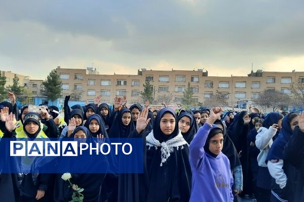 وداع دانش‌آموزان دبیرستان فرهنگیان ناحیه ۷ با شهید گمنام 