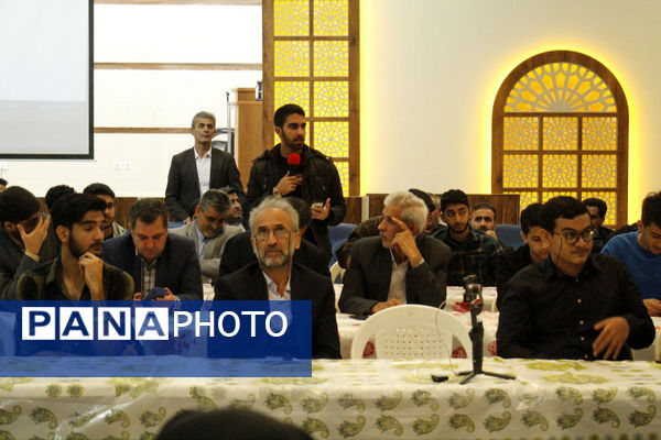 نشست صمیمانه استاندار مازندران با دانش‌آموزان